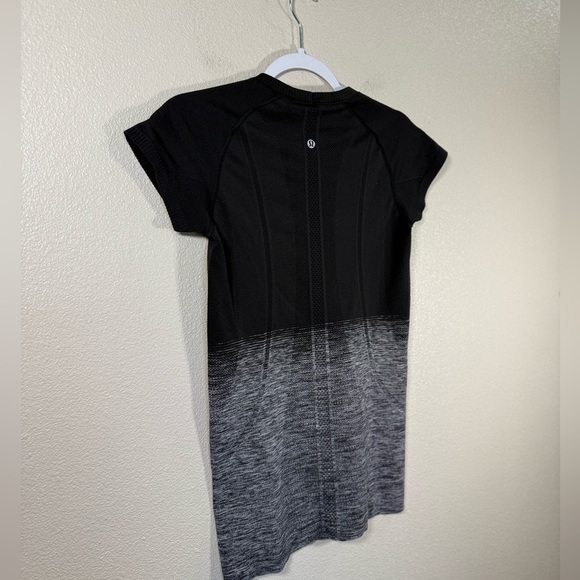 Lululemon Swiftly Tech Short Sleeve Crew White / Black size 6 G10 - Picture 4 of 8